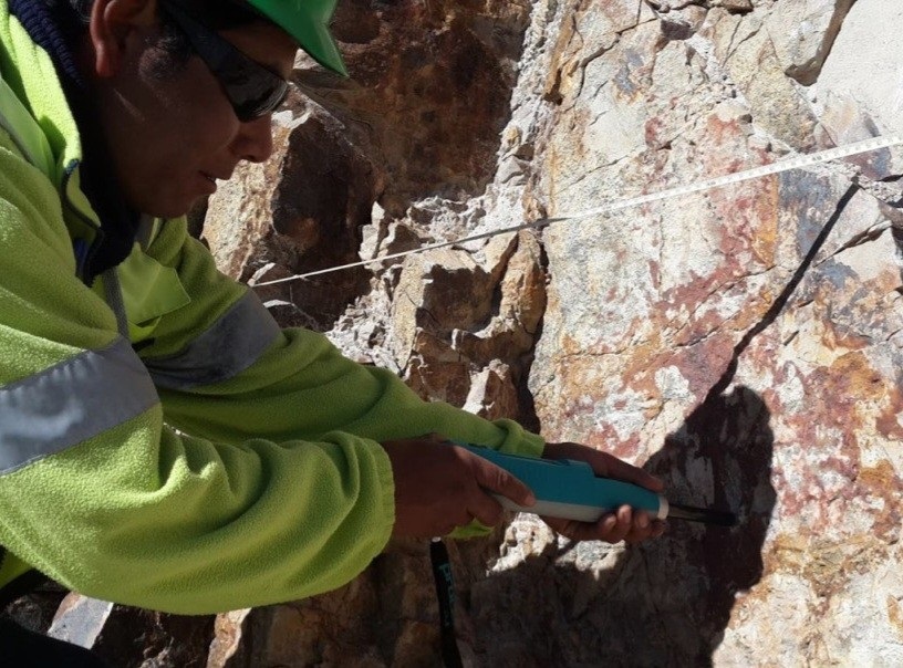 El Martillo de Schmidt: Una Herramienta Esencial para la Evaluación de la Dureza de Rocas