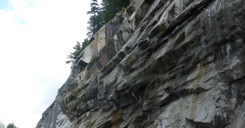 Análisis de Estabilidad de Taludes en Rocas: Un Enfoque Técnico Profundo