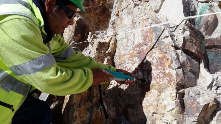Fundamentos de Mecánica de Rocas: Un Análisis Profundo y Técnico