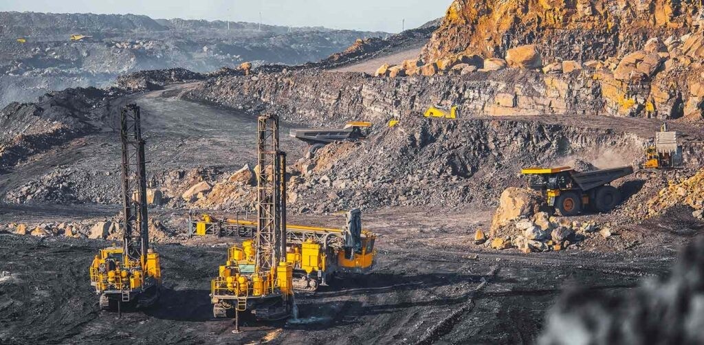 Planeamiento de Perforación y Voladura en Minería Superficial: Un Análisis Técnico Extensivo